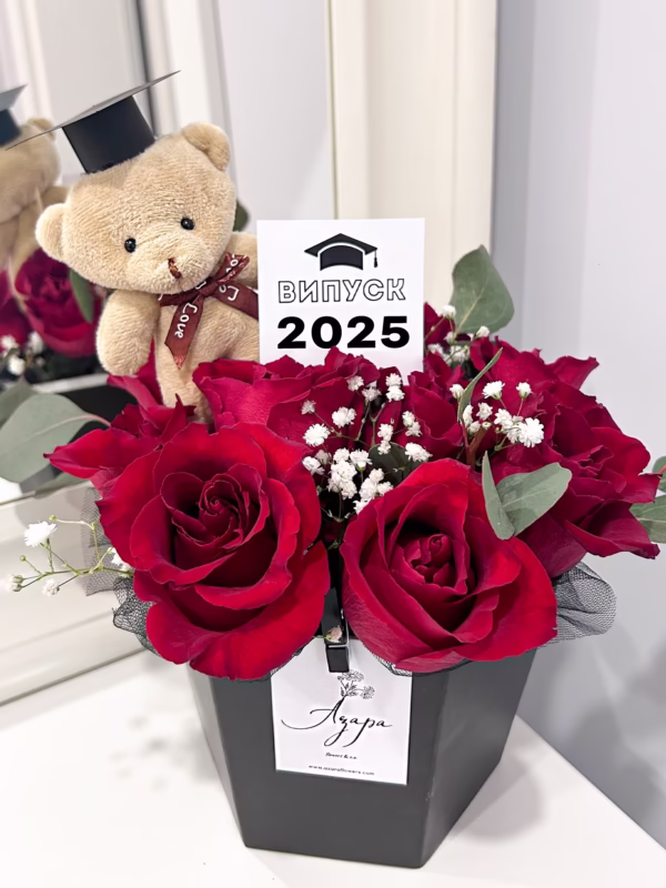Абитуриентска кутия с рози и мече в черно