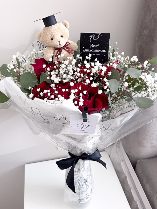 Абитуриентски букет с рози и мече в бяло