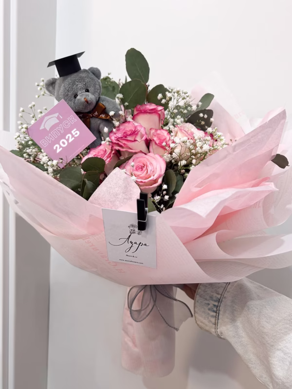 Абитуриентски букет с рози и мече в розово