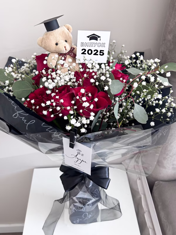 Абитуриентски букет с рози и мече в черно