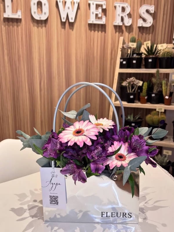 Чантичка с гербери и алстромерии