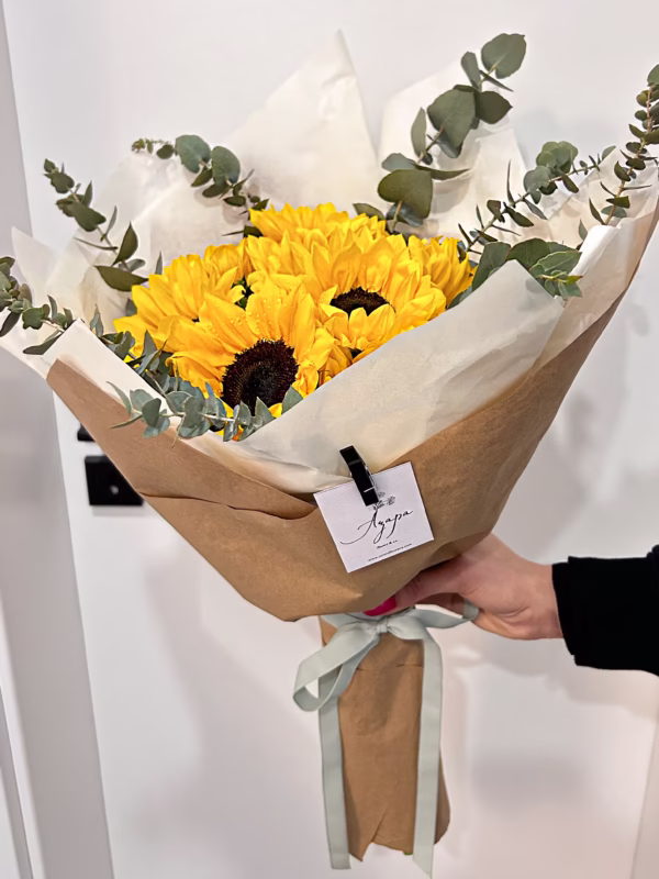 Букет слънчогледи и евкалипт