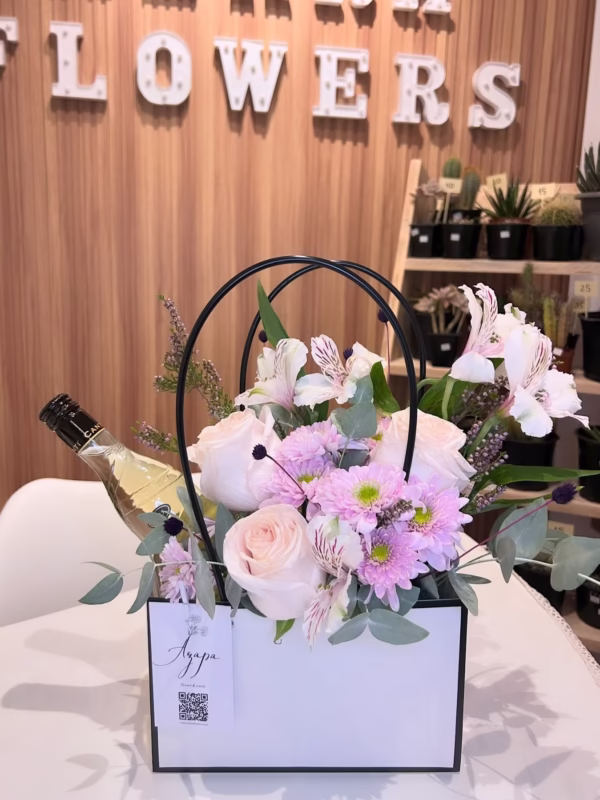 Чантичка с малка бутилка вино